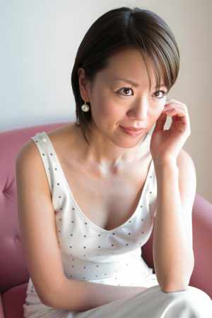 黒ドレスを着こなす美女