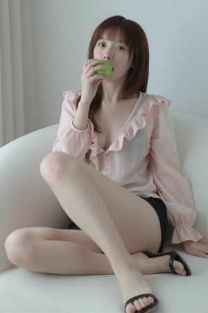 巨乳ブラウス姿の美しい女性