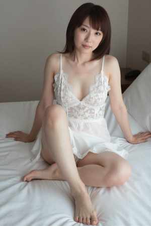 熟女・巨乳レース姿で寝室にくつろぐ美女