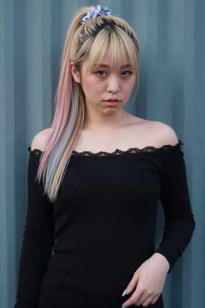ピンクのレースを着た女性のポートレート