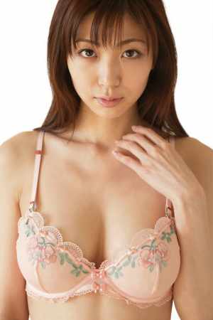 熟女・爆乳白レース姿の魅力的な女性