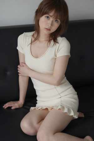 ソファでのドレス姿の女性