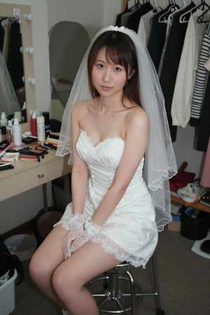 レース姿の美しい女性