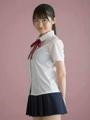 ピンクシャツ姿の笑顔な女性