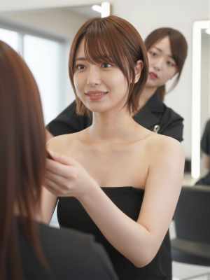 美容師がヘアカラーをカウンセリング