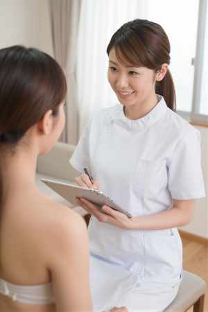 訪問看護でタブレットに記録する看護師
