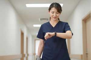 スマートウォッチを確認する看護師