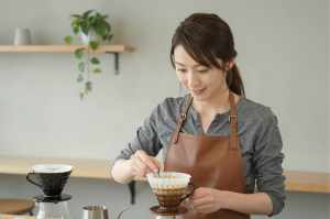 モダンカフェでハンドドリップする女性