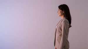 求人バナー素材：輝く青空と女性の横顔