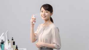 デパートでフェイシャルミストを試す女性