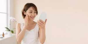 肌の調子を確認する女性