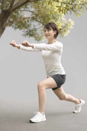 公園でランジ運動