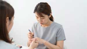 ネイルアートを施すネイリスト