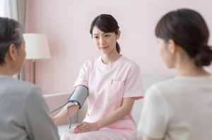 訪問看護で血圧測定する看護師