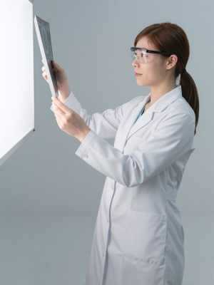 レントゲンを分析する臨床検査技師