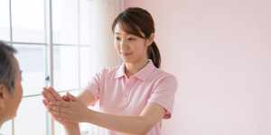 ストレッチを指導する理学療法士