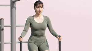 屋外フィットネスで運動する女性