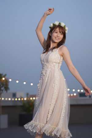 屋上で踊るボヘミアン花嫁