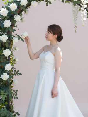 ガーデンで佇む花嫁