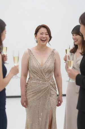 宴会場で友人たちと談笑