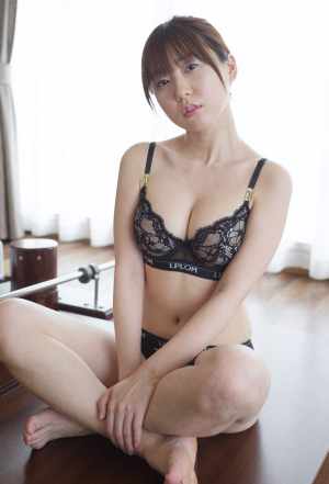 黒レース姿の魅力的な女性