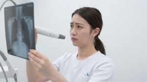 歯科医院でX線を分析する歯科医