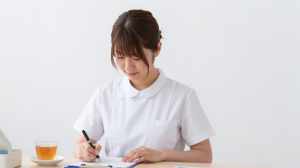 小児病棟で記録する看護師