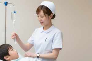 小児病棟でケアする看護師