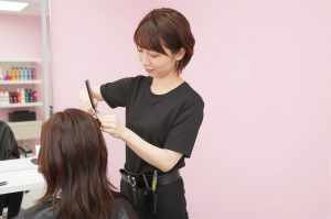 ヘアサロンで施術する美容師