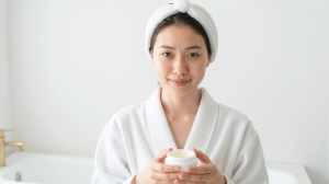 自然派フェイスマスクを持つ女性