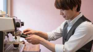 バリスタがエスプレッソを淹れる