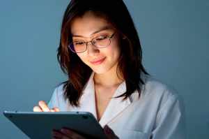 タブレットで記録する女医