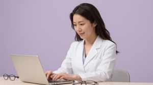 PCで論文を読む女医