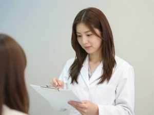 同僚と薬について話す薬剤師