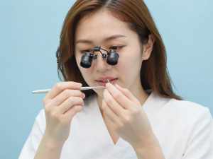 精密検査を行う歯科衛生士