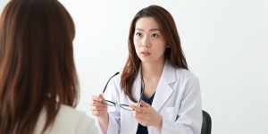 患者と治療について話す女医
