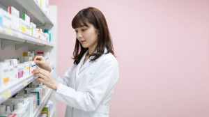 薬を整理する薬剤師