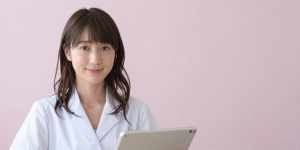オンライン診察をする女医
