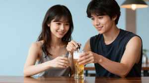 ビールを注ぐバーテンダーのアップ