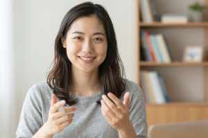 自宅でオンライン通話する男性