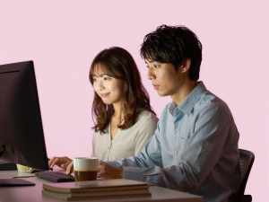 深夜の自宅で集中する男性