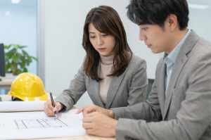 設計図を検討する建築家