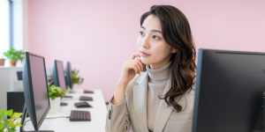 マルチモニターでデータ分析する女性