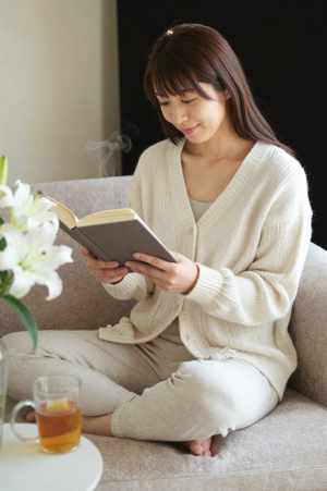 お家で過ごす至福の読書タイム素材