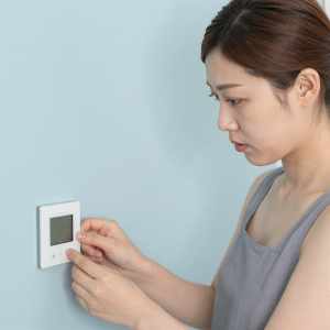 客室の温度調整を行うホテルスタッフ