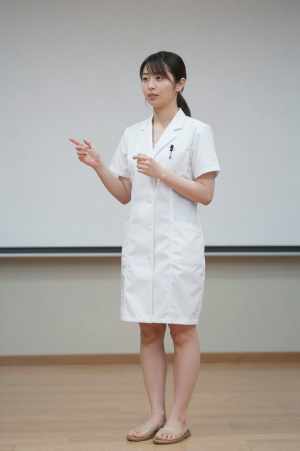 医療学会で発表する女性医師