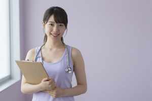 笑顔で迎える女性医師