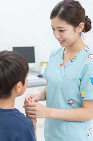 子供を優しくケアする小児科ナース