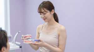 歯磨き指導をする歯科衛生士