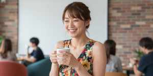 オフィスで笑顔で談笑する女性